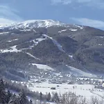 Ski-in Ski-out With Unique Views Appartamento