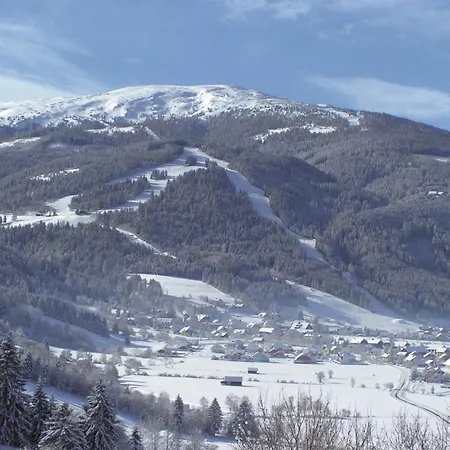 Ski-in Ski-out With Unique Views 아파트